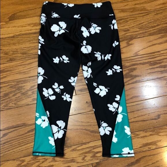 Fabletics Tuberose Capri No Slice, No Dice Legging - Picture 5 of 10